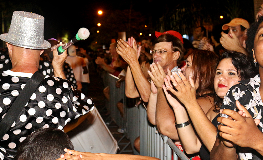 Evento que teve início às 20h, trouxe de volta uma tradição dos desfiles de Carnaval à cidade - Danielle Leduc/JPNews