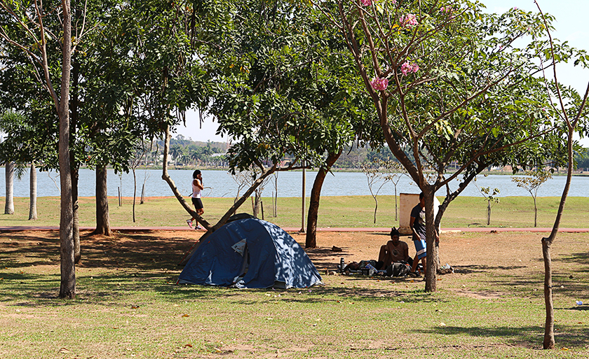 Todas as noites e manhãs podemos encontrar andarilhos acampados no entorno da Lagoa Maior - Danielle Leduc