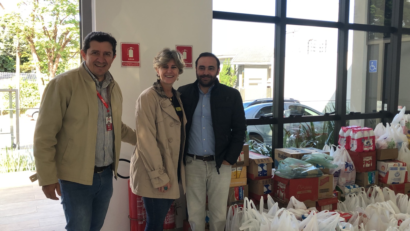 Otavio Neto Gerente de jornalismo,  Estevão Congro diretor exectivo do grupo RCN na entrega das doações a Maria Lúcia coord. dos voluntários da AACC-MS