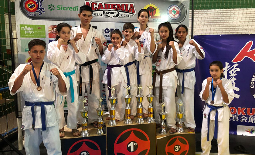 Atletas conquistaram 4 troféus de 1º lugar, 3 troféus de 2º lugar , 2 troféus de 3º lugar e 2 medalhas de 4º lugar - Divulgação/Academia Daido Karate