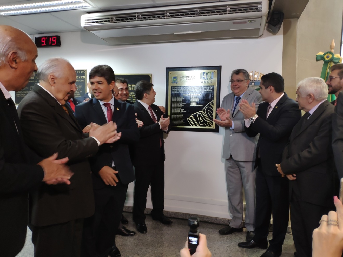 Descerramento da placa foi realizado na manhã desta terça-feira no saguão Nelly Martins com a presença de alguns parlamentares do Legislativo - Gabi Couto/CBN