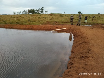 O produtor rural construiu um dreno de 535 metros das nascentes do córrego Samamabaia, para abastecer dois tanques de piscicultura