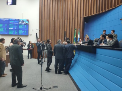 Deputados ficaram surpresos com a proposta e suspenderam a sessão por dez minutos para ouvir as partes - Gabi Couto/CBN