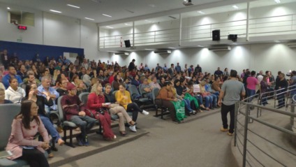 Vereadores estão recebendo pressão dos servidores que lotam a plateia - Gabi Couto/CBN