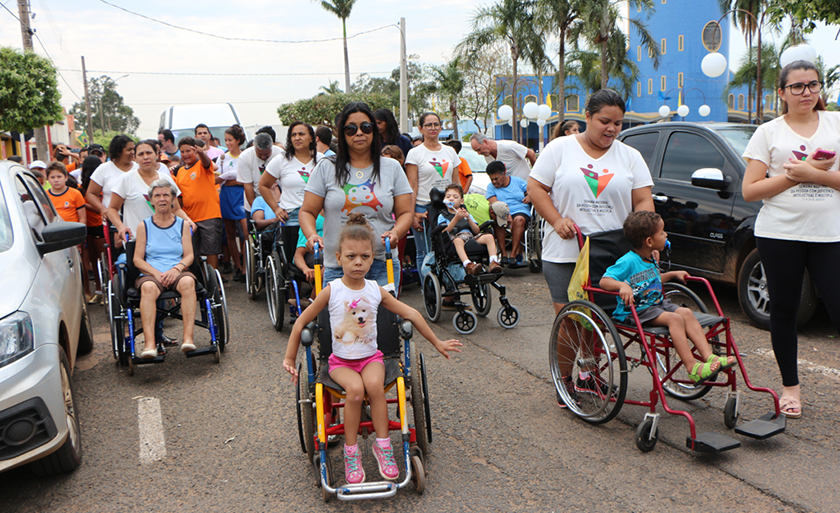 Alunos da rede municipal de ensino e da APAE fizeram uma caminhada pelo Centro da cidade - Divulgação/Assessoria