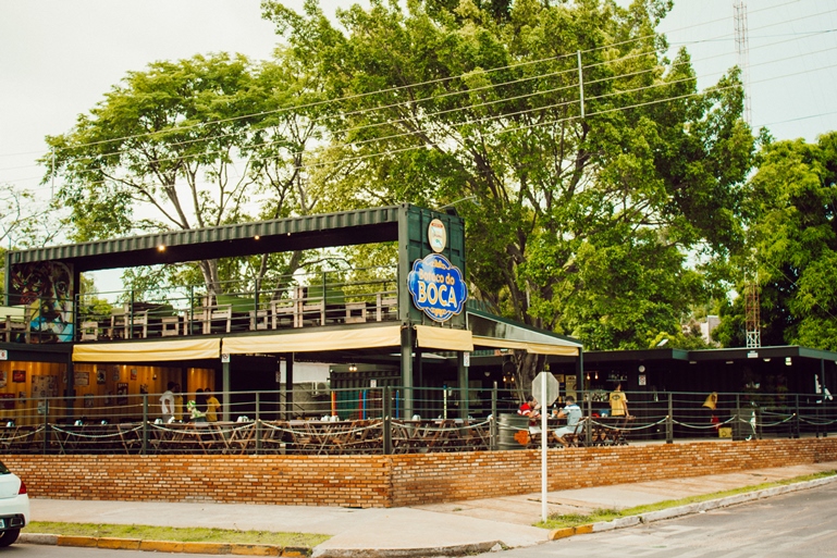 Bar instalado na Lagoa Maior virou atração por ser construído em containers, chamando a atenção de frequentadores - Arquivo/JPNEWS