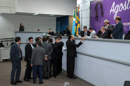 Parlamentares se reuniram por algumas horas antes de votar projetos do Executivo e decidiram apreciar apenas um - Izaías Medeiros/Câmara Municipal