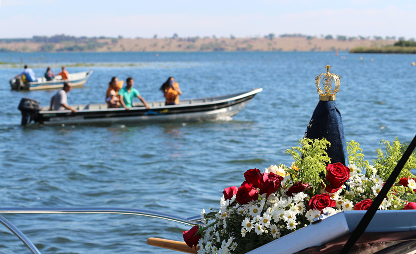 Devotos à Nossa Senhora Aparecida realizam Passeio Náutico em alusão ao aparecimento da santa no rio Paraíba do Sul - Danielle Leduc