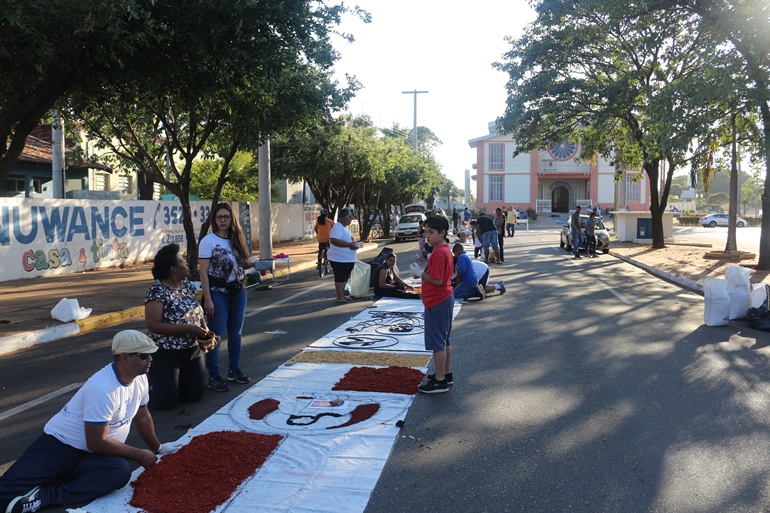 Entenda o verdadeiro significado do feriado que é conhecido pela confecção de tapetes de pó de serra - Danielle Leduc/JPNEWS