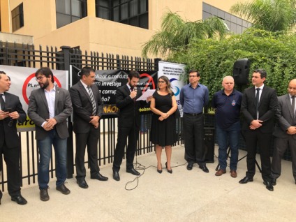 Promotores e representantes da Segurança Pública participaram do manifesto em frente ao Forum