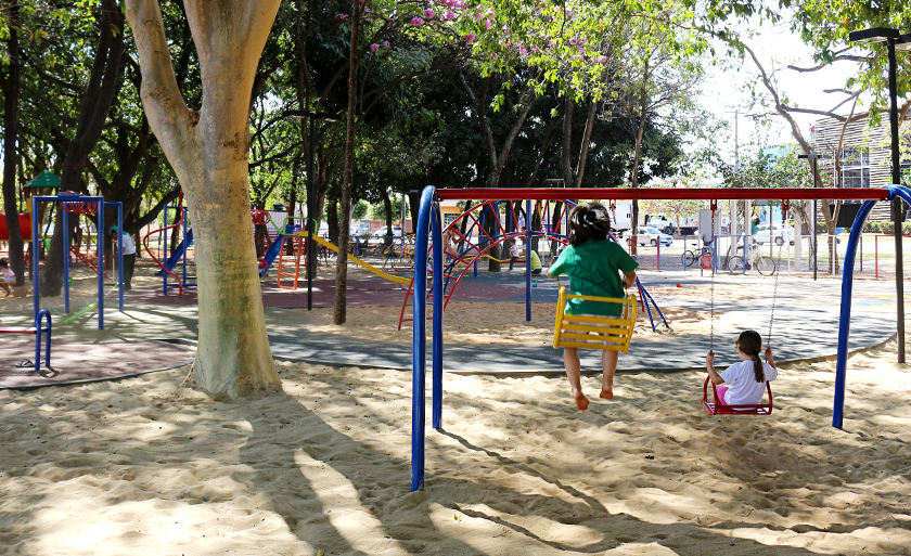 Foto de crianças brincando no parquinho da Lagoa Maior, em Três Lagoas - Danielle Leduc