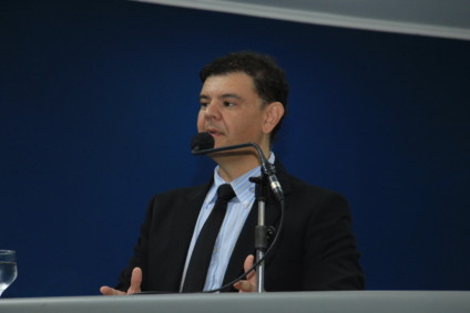 Vereador Vinícius Siqueira (DEM) comemorou comissão especial já que Energisa não poderá derrubar investigação - Izaías Medeiros/Câmara Municipal