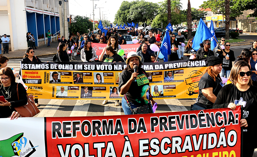 Passeata de educadores da rede pública saiu da frente do Sinted até a praça Senador Ramez Tebet - Danielle Leduc