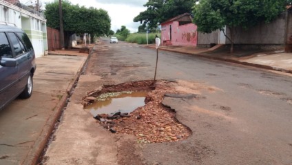 Chuva recente levou parte do material usado em opração tapa-buraco - Alex Santos
