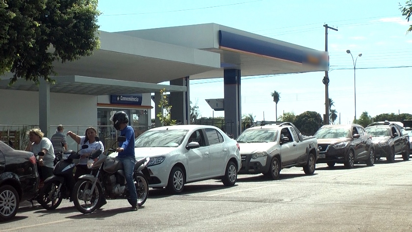 Motoristas enfrentam fila gigante em um único posto que oferece combustível, em Três Lagoas. - Hugo Leal/JPNEWS