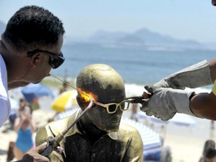 A estátua do poeta Carlos Drummond de Andrade, em Copacabana, recebe novos óculos, depois de ter o objeto roubado pela nona vez  - Tânia Rêgo/Agência Brasil