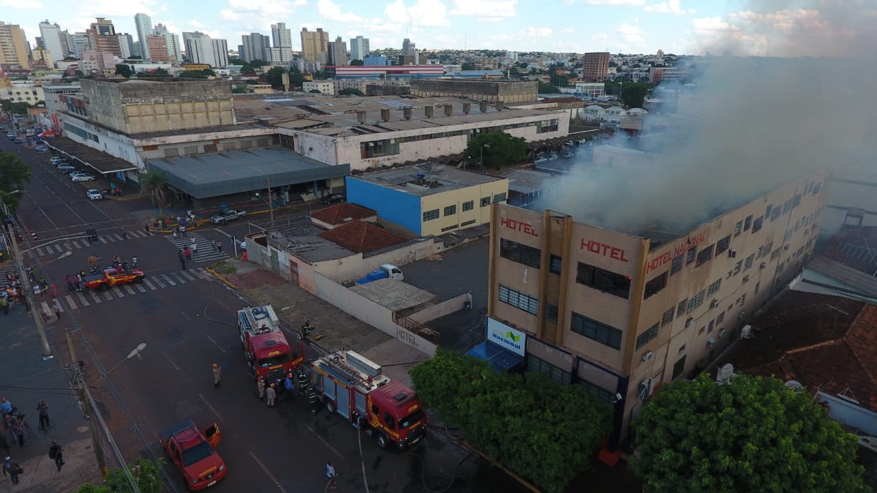 Para conter as chamas, o Corpo de Bombeiros precisou de mais de 12 mil litros de água - CA Imagens aéreas