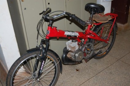 A bikelete é uma mistura de bicicleta e mobilete com motor de 50 cilindradas -