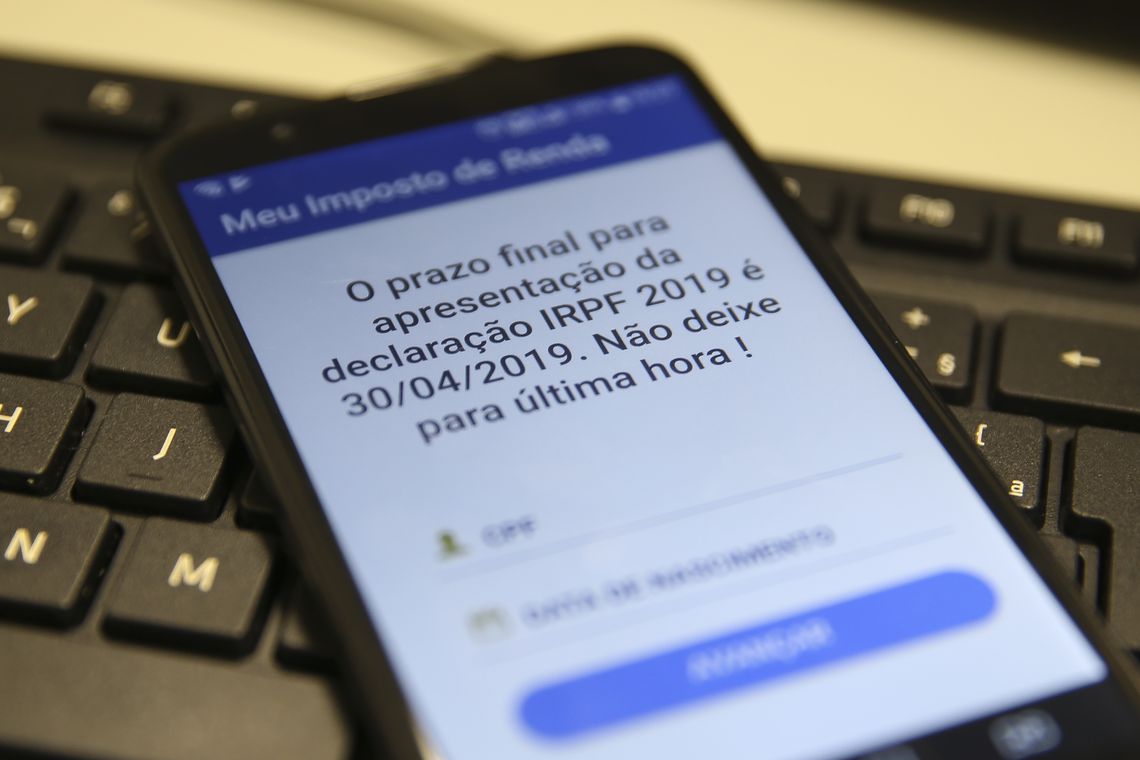 Também é possível fazer a declaração com o uso de dispositivos móveis, como tablets e smartphones, por meio do aplicativo Meu Imposto de Renda - Marcello Casal Jr/Agência Brasil