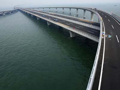 A ponte, que teve investimento de US$ 2,3 bilhões e levou quatro anos para ser construída, liga o centro da cidade ao seu subúrbio de Huangdao -