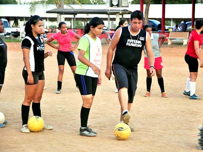 Técnico Jony orienta as meninas no campo do Galo -