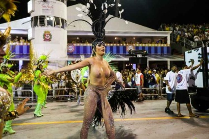 Ju Isen tira o figurino durante o desfile das escolas de samba em São Paulo - Correio Braziliense