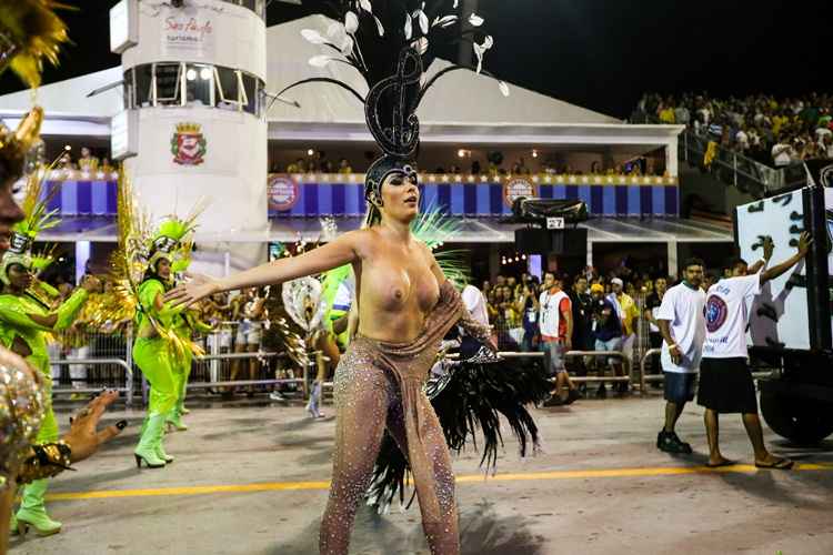 Ju Isen tira o figurino durante o desfile das escolas de samba em São Paulo - Correio Braziliense