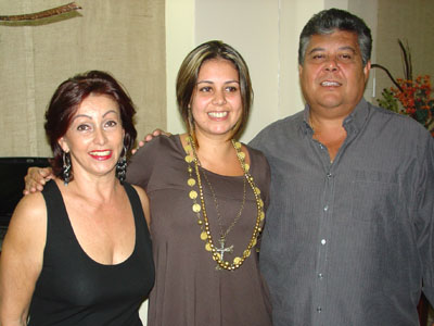 Michela Rocha Aguirre, ao lado dos pais, Valdomiro Aguirre e Maria das Graças Aguirre -
