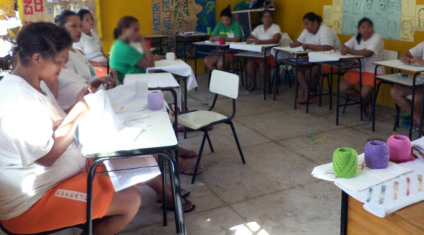 Durante as aulas é ensinado como realizar pontos com hastes, corrente, cheio, margarida, entre outros. - Divulgação/Agepen
