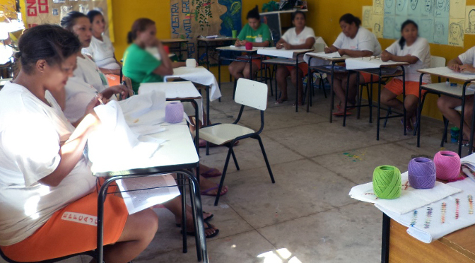 Durante as aulas é ensinado como realizar pontos com hastes, corrente, cheio, margarida, entre outros. - Divulgação/Agepen