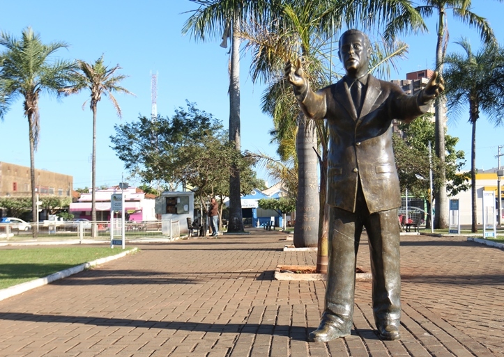 Estátua em homenagem ao senador Ramez Tebet, na antiga Praça da Bandeira, que atualmente leva o nome do então senador, localizada no Centro de Três Lagoas. - Hugo Leal/JPNEWS