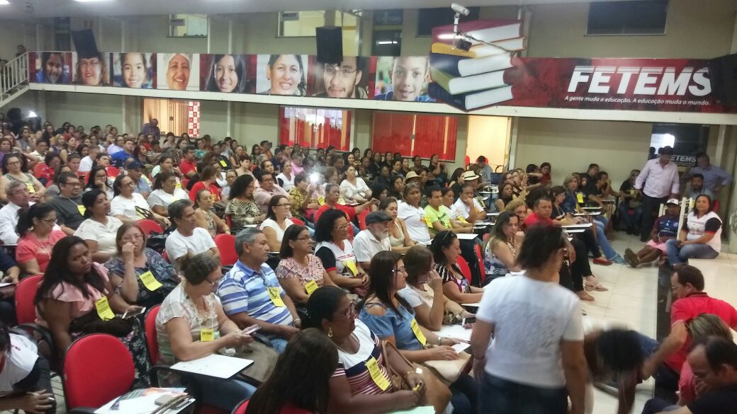 Mais de 600 servidores participaram de assembleia que decidiu por greve no estado. - Ronie Cruz/CBN