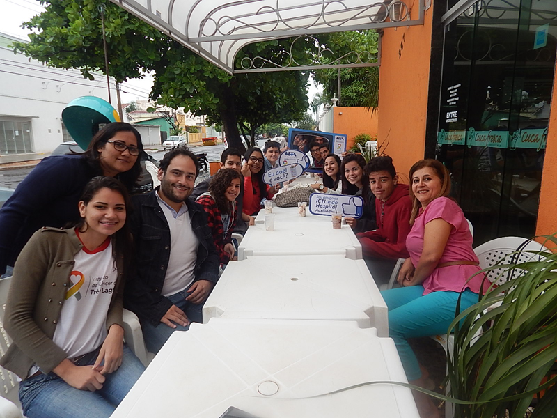 Alunos do segundo colegial C, colaboradores do ICTL - Hospital Auxiliadora e diretora da escola - Assessoria de imprensa