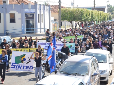 Mais de 500 professores participaram da passeata -