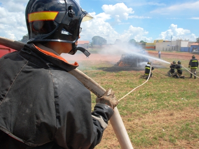 Bombeiro durante combate a incêndio -