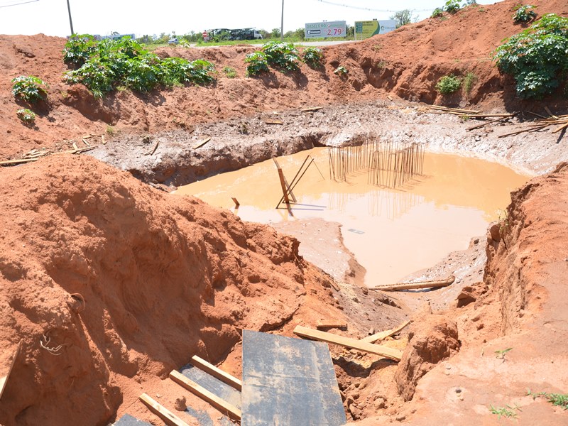 Buraco deixado pela empreiteira no bairro Jardim das Hortênsias  - Arquivo/JP