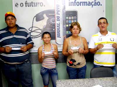 Eduardo, Daniela, Lucimar e Walter recebem os vale brindes do Grupo RCN -