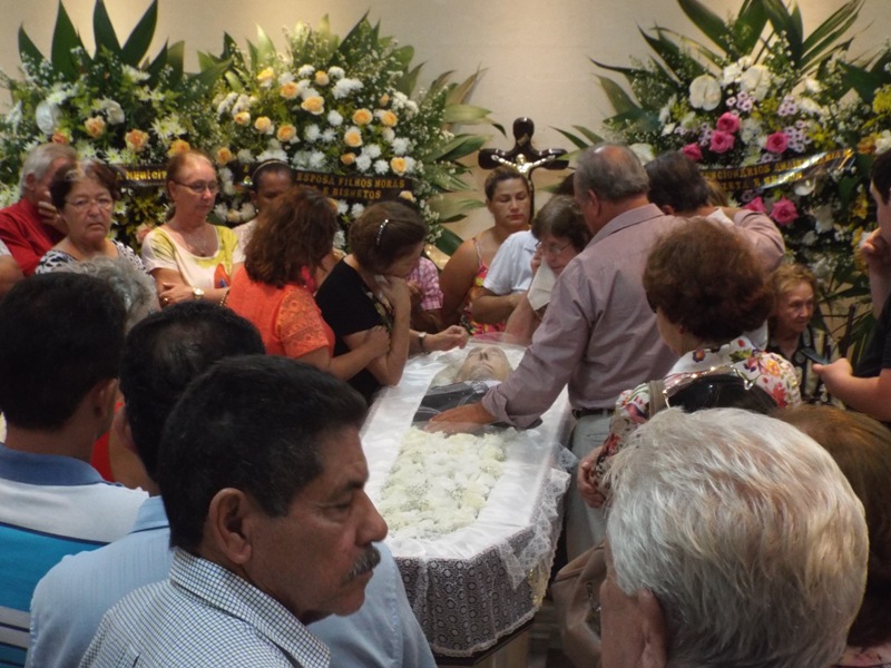 Centenas de pessoas foram aos funerais de Diogo Pinhé - Roberto Chamorro/JP