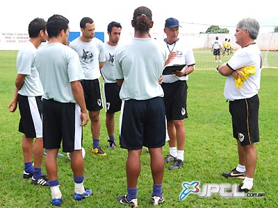 Paulinho Ceará (de boné) e Flor (direita) convesam com jogadores sobre as mudanças no time -