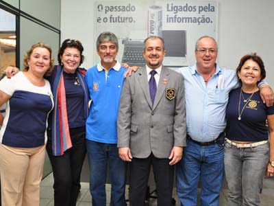 Presidente do Distrito 4470 do Rotary, Elvio Gusson (centro), e representantes dos Rotarys local -