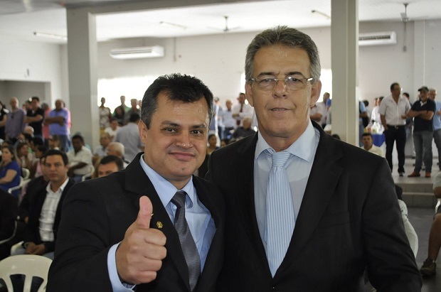 Elson Cesar Leal, "Cesinha" vice e Ronaldo Miziara, prefeito, em cerimônia de diplomação - Foto / Arquivo / JPNEWS