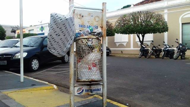 Lixeiras estão cheias de lixo no centro de Três Lagoas  - Ana Cristina Santos/JP