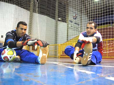 goleiros Bruno (esq.) e Renan durante treino no Ginásio de Esportes -