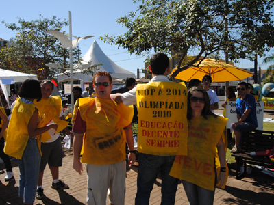 Professores, durante dia de protesto na praça -