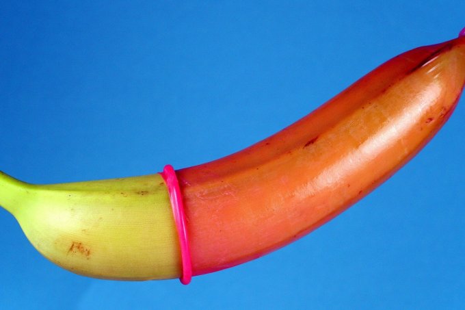 Aprenda o jeito certo de colocar camisinha