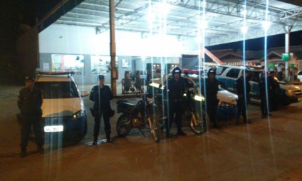 Policiais abordaram pessoas suspeitas e apreenderam drogas - Divulgação/PM