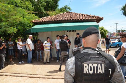 PM apoiou a tentativa de demolição do quiosque de lanches na orla da Lagoa Maior, ontem de manhã - Claudio Pereira/JP