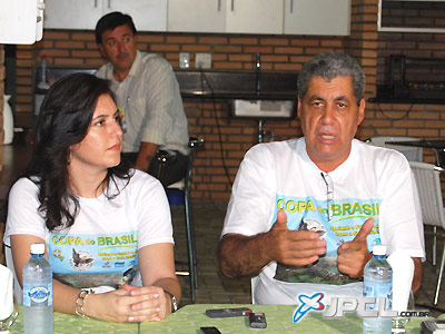 A prefeita e o governador, durante coletiva com a imprensa na casa de Simone, antes do jogo do Misto pela Copa do Brasil -