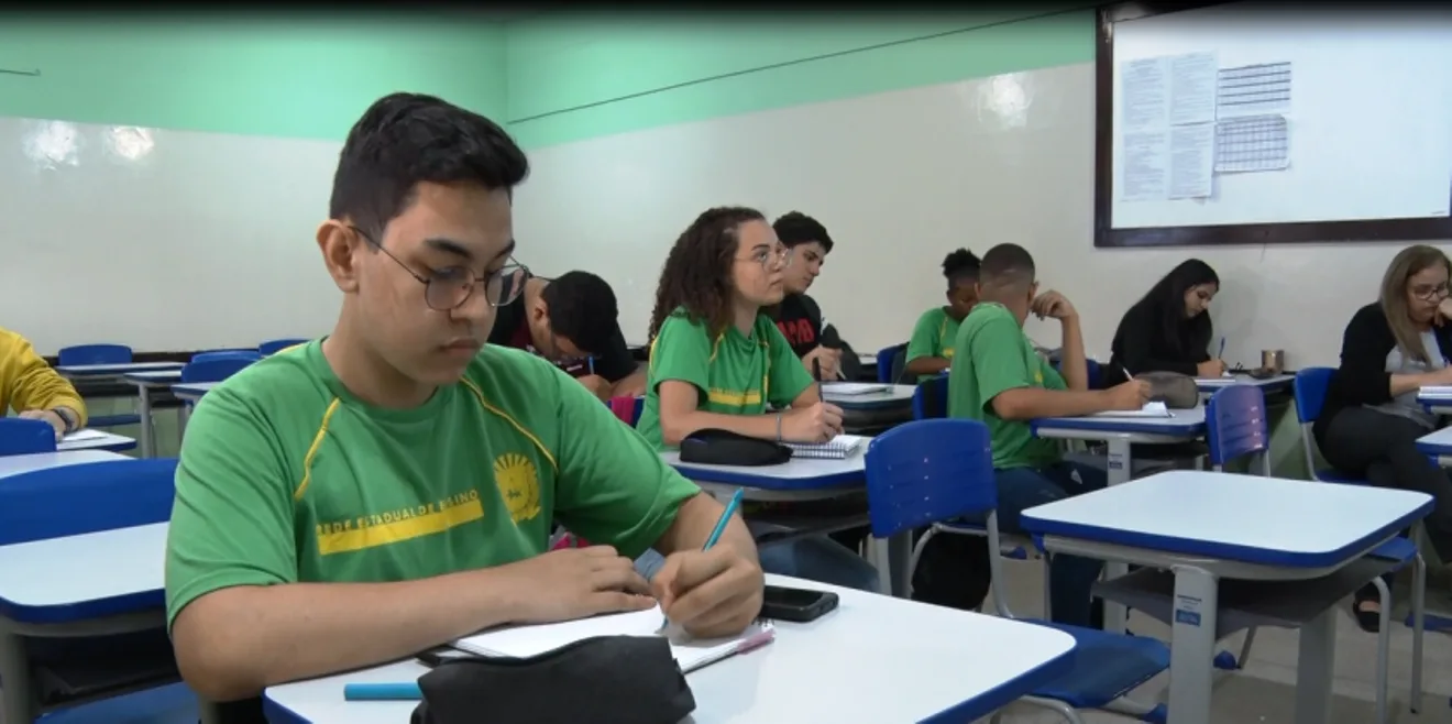 Alunos do ensino médio recebem benefício do governo. 