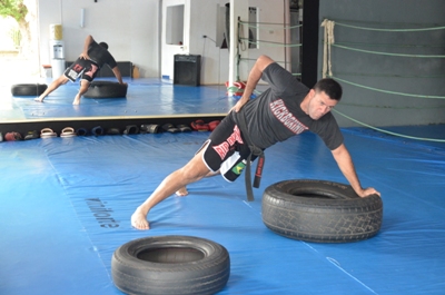 Alex Ortiz durante preparo físico para o torneio -